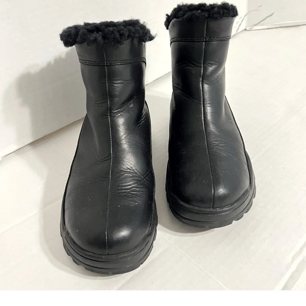 UGG Leather Sierra Sherpa Lined Combat Ankle Boots Size 7 Black Sheepskin Lining